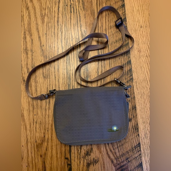 Lily Pond Gray Crossbody Wallet Purse Zipper travel - Picture 1 of 8